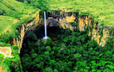 Com diversas cachoeiras, como a famosa Vu de Noiva, a rea de Proteo Ambiental (APA) de Chapada dos Guimares (67 km ao Norte de Cuiab)  a mais populosa, com 15.386 residentes