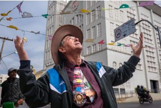 O decorador Valdenir Gomes falando sobre decorao no Centro de Cuiab