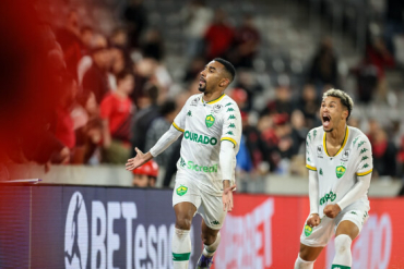 Mateusinho comemora gol do Cuiab contra o Athletico