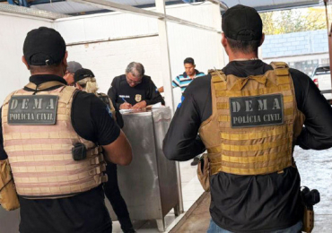 Foram apreendidas trs toneladas de pescado e presas duas pessoas em flagrante, durante a operao da Dema