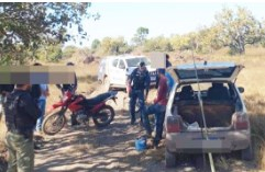 Os policiais militares prenderam cinco homens e uma mulher que tentavam invadir uma propriedade particular