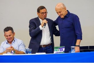 O suplente de senador Mauro Carvalho, o vice-governador Otaviano Pivetta, e o governador Mauro Mendes sentado