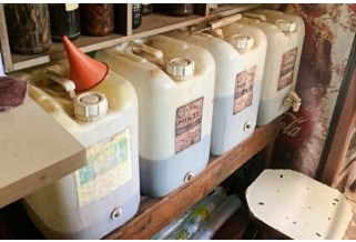 Bebida produzida pelo proprietrio do bar era armazenada em gales de produto qumico