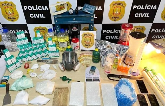 A Polcia Civil do DF estourou um laboratrios e apreendeu prensa industrial, estufa, mscara respiratria com filtro para gases cidos, diversos solventes, embalagens, entre outros objetos