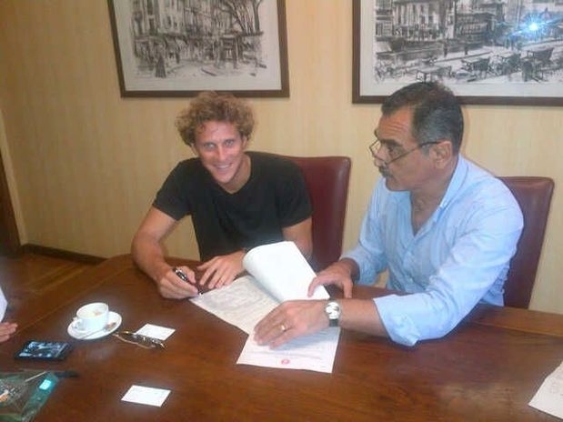 Forln postou a foto do momento em que assinou com o Inter