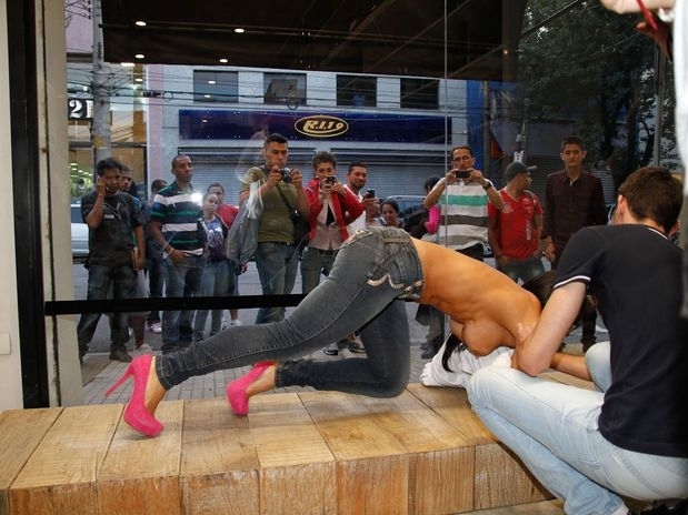 Fabiana se descuidou e deixou o seio  mostra