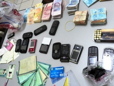 Celulares, dinheiro e munio foram apreendidos em Vrzea Grande