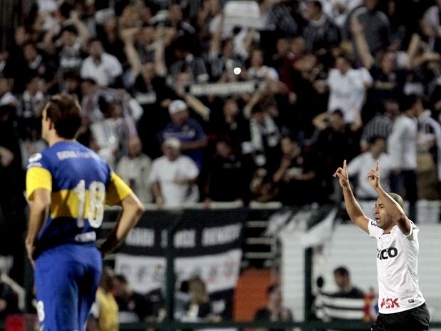 Emerson marcou dois gols e o Corinthians conquistou o ttulo ao derrotar o Boca Juniors por 2 a 0 no Pacaembu