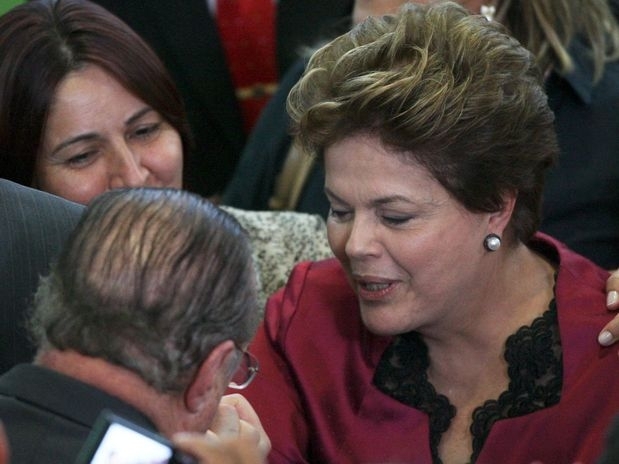 Paulo Maluf cumprimenta a presidente Dilma durante evento de lanamento do Plano Safra em Braslia