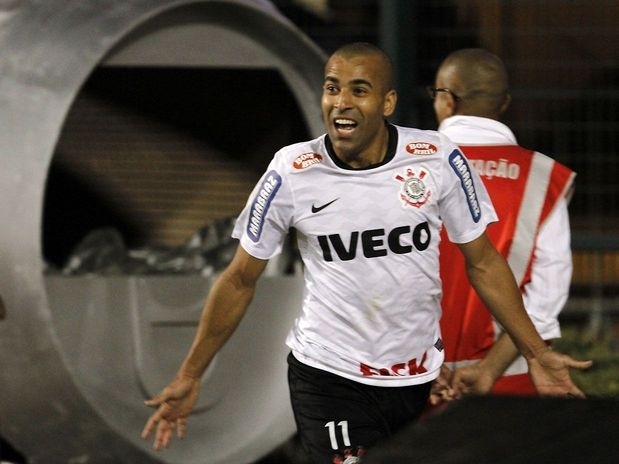 Emerson marcou os dois gols da deciso contra o Boca Juniors
