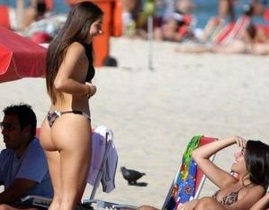 Na companhia das amigas, Carolina Portaluppi exibiu boa forma