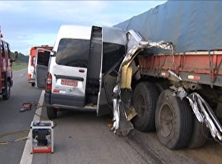 Nove pessoas que estavam na van morreram na hora. Uma morreu no hospital