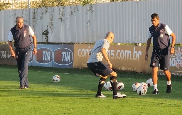 Tite orienta o Corinthians no ltimo treino antes da final