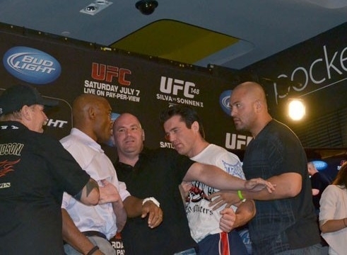 Anderson encara Sonnen e  contido por seguranas do UFC