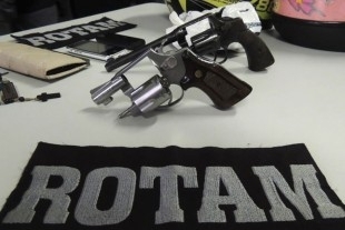 Os dois revlveres estavam dentro de uma mochila; vendedora responde por porte ilegal de arma