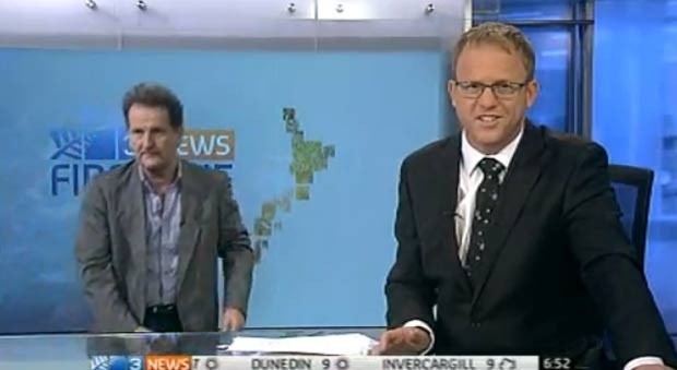 Entrevistado cometeu gafe ao levantar e sair da bancada durante programa ao vivo.