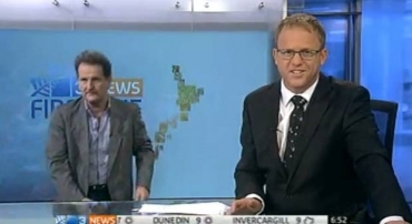 Entrevistado cometeu gafe ao levantar e sair da bancada durante programa ao vivo.