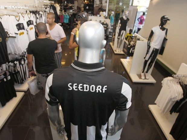 Venda de camisas com o nome de Seedorf j foi intensa nesta segunda na loja oficial do clube