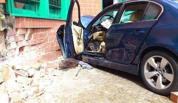Carro no conseguiu atravessar a parede da delegacia.
