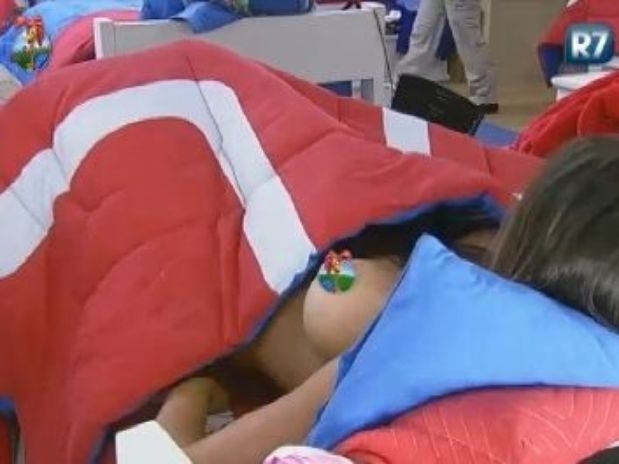 Ao colocar roupa tima de baixo, a ex-panicat se esqueceu de cobrir a parte de cima do corpo e mostrou demais