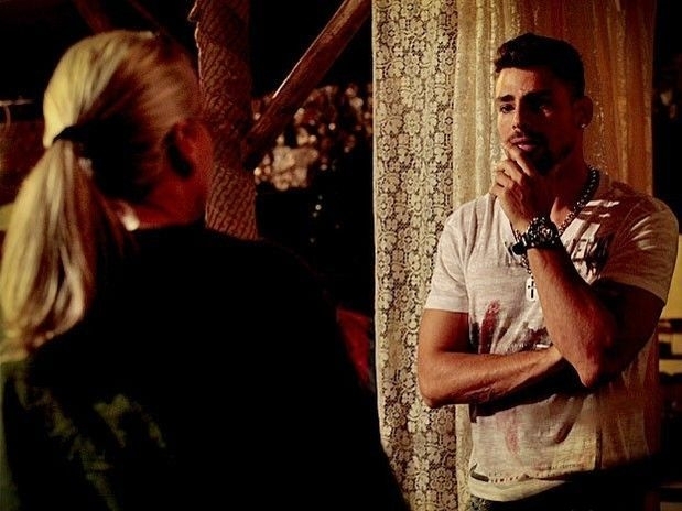 Em conversa com Lucinda, o jogador diz que ir contar a verdadeira identidade de Nina a seu pai