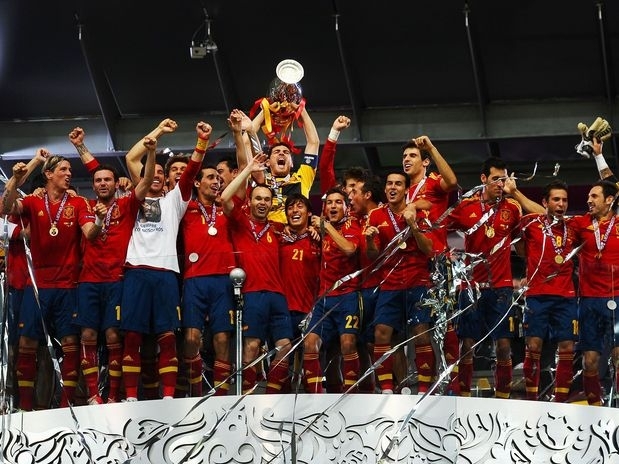 A seleo espanhola  a primeira a conquistar por duas vezes seguidas o trofu da Euro