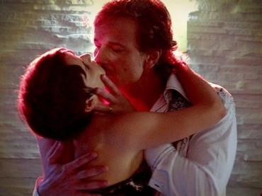 Jorginho segue Nina e flagra a namorada dan�ando agarradinha com Max