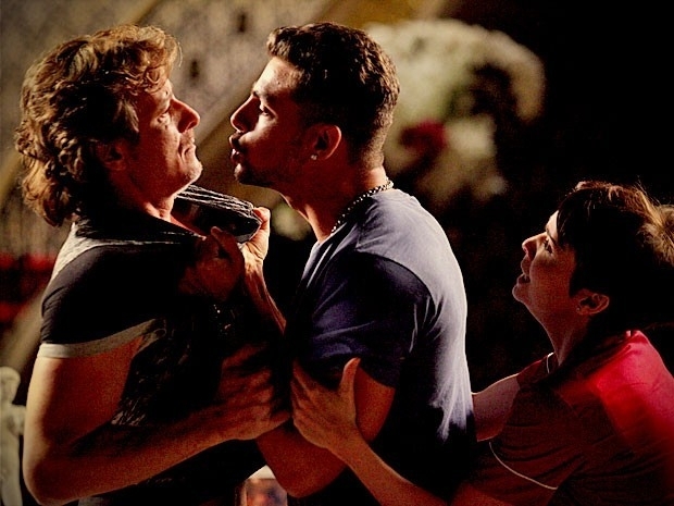 Nina tenta segurar Jorginho