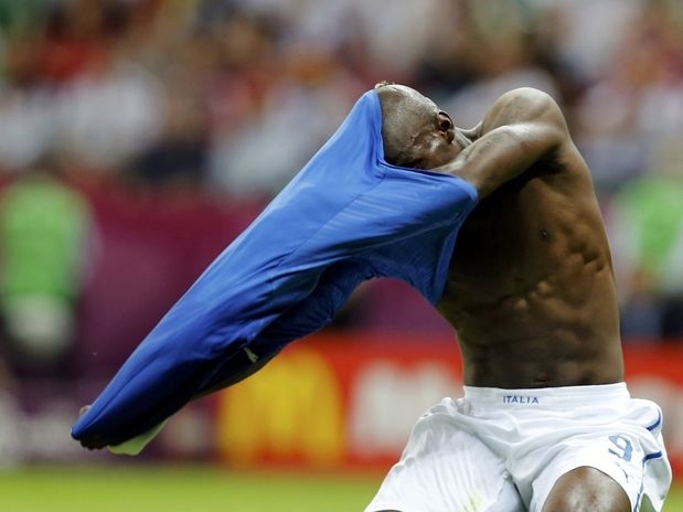 O polmico atacante ironizou ao comentar a comemorao e o carto amarelo contra a Alemanha