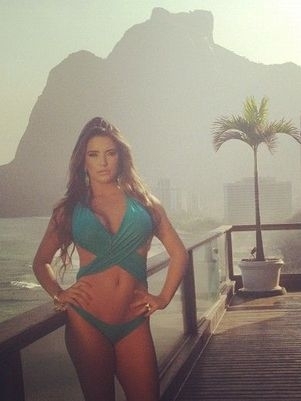 A ex-BBB � capa da revista 