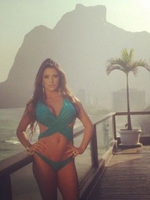 A ex-BBB � capa da revista 