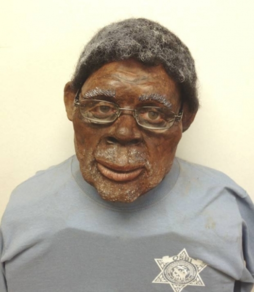 A pol�cia de Oklahoma City est� usando fotos de um boneco na tentativa de identificar um homem que morreu h� mais de 30