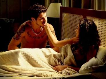 Tess�lia e Darkson passam a noite juntinhos na mesma cama 