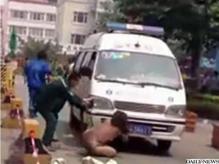 A chinesa tirou a roupa e deitou na frente da ambulncia que levava a amante do marido e a filha dela para o hospital