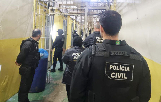 Foram cumpridos trs mandados de busca e apreenso e um de priso preventiva, alm de ordens de bloqueio de bens