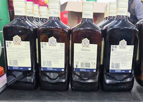 Garrafas de whisky Ballantines suspeitas de pertencerem a lotes de bebidas adulteradas com metanol foram apreendidas, em operao policial