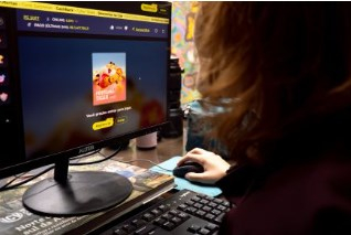 Mukher realizando aposta online