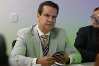 O juiz Emerson Luis Pereira Cajango, da Vara Especializada do Meio Ambiente, que assinou a deciso