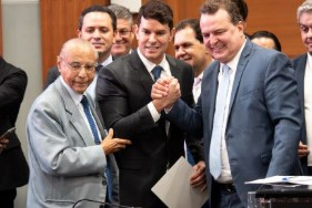 O presidente da Assembleia Legislativa, Max Russi, ao lado do novo conselheiro do TCE, Alisson de Alencar