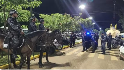 Dois homens, de 22 e 30 anos, foram presos com mandados de pris�o de pens�o em aberto curtindo show de fim de anos em Chapada dos Guimar�es (MT) � Foto: Sesp-MT