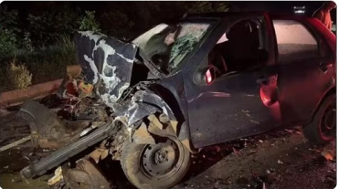 A colis�o ocorreu ap�s a Curva da Ben��o e deixou a dianteira do carro de passeio destruido e o motorista presa �s ferragens em Tangar� da Serra (MT) � Foto: Erlan Pereira