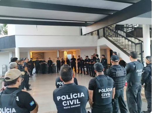 Policiais na delegacia antes de prenderem o chefe do esquema criminoso � Foto: Pol�cia Civil de Mato Grosso