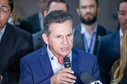 O governador Mauro Mendes, que aceitou aumentar a RGA, depois de conversar com deputados da base aliada na Assembleia