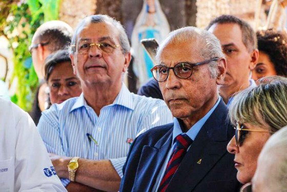 J�lio fala em nome do irm�o Jayme e diz que, se eleito governador, o hoje senador assumir� compromissos com os servidores