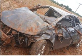 Ve�culo Toyota Corolla capotado no km 73 da rodovia MT-423, em Cl�udia, onde ocorreu a tentativa de feminic�dio