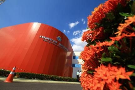 O governador Mauro Mendes (detalhe) tem pressionado para evitar uma CPI em ano eleitoral