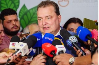 O presidente da Assembleia Legislativa, Max Russi, disse que se houver excesso, cortar� ganhos, para seguir decis�o do STF