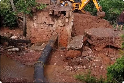 Desmoronamento provocado pelo volume da chuva na �rea pr�xima � capta��o da ETA � Foto: Reprodu��o