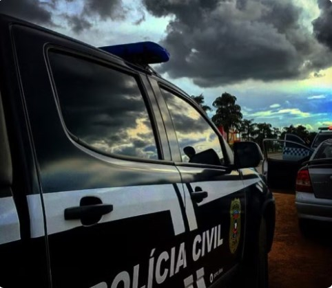 Equipe da Pol�cia Civil recolhendo arquivos, pastas e computadores no laborat�rio � Foto: Reprodu��o