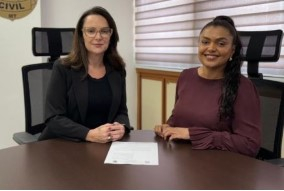 A delegada-geral Daniela Maidel e a nova delegada-geral adjunta, Ana Paula de Faria Campos